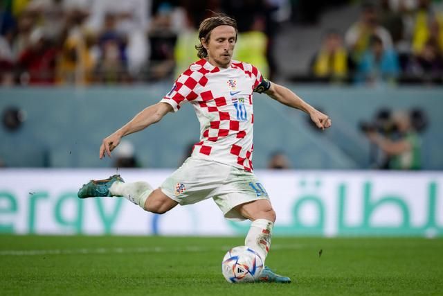 此前片方曝光的主题曲MV赚足眼泪，东风告白罗芸时说到;将来，我喝白开水你就喝酒；我吃饭的时候你吃肉；我吃肉的时候你吃燕窝